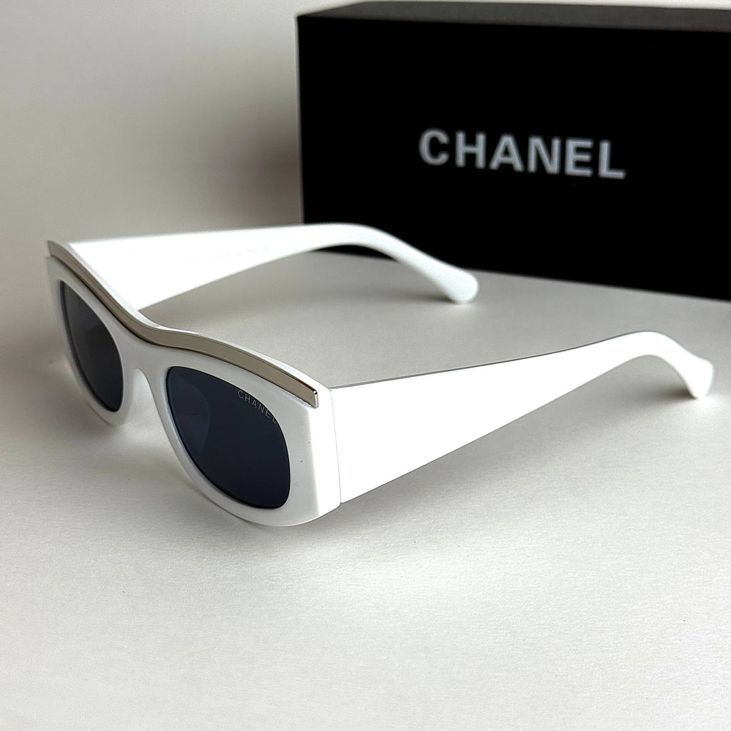 Chanel Signature – White Black
