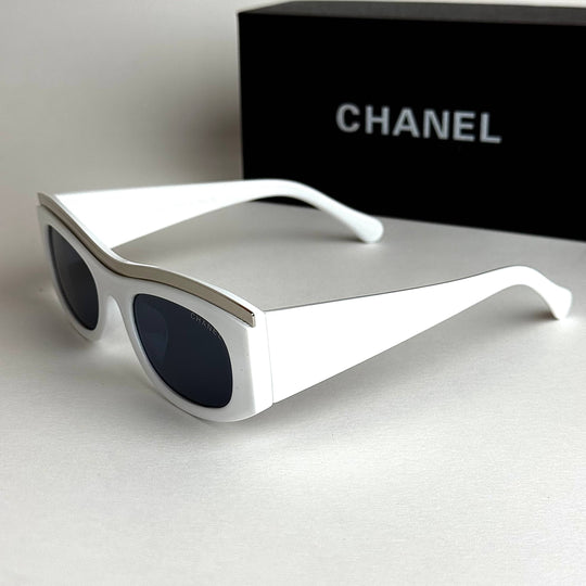 Chanel Signature – White Black