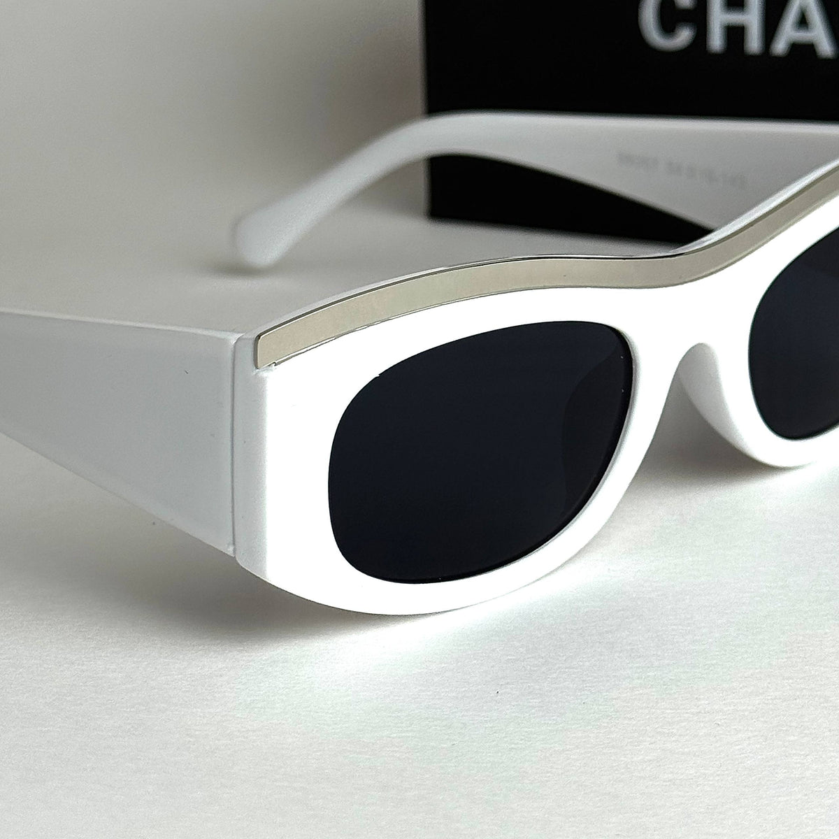 Chanel Signature – White Black