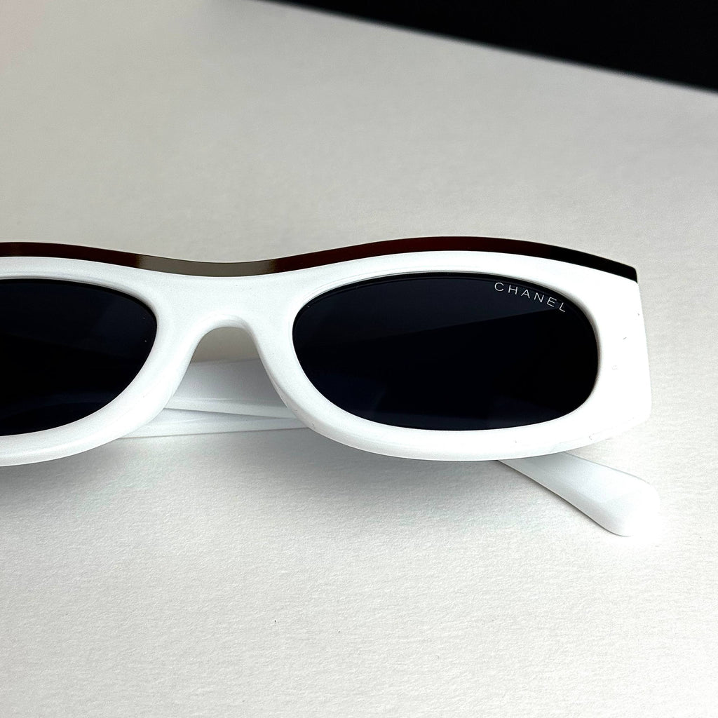Chanel Signature – White Black