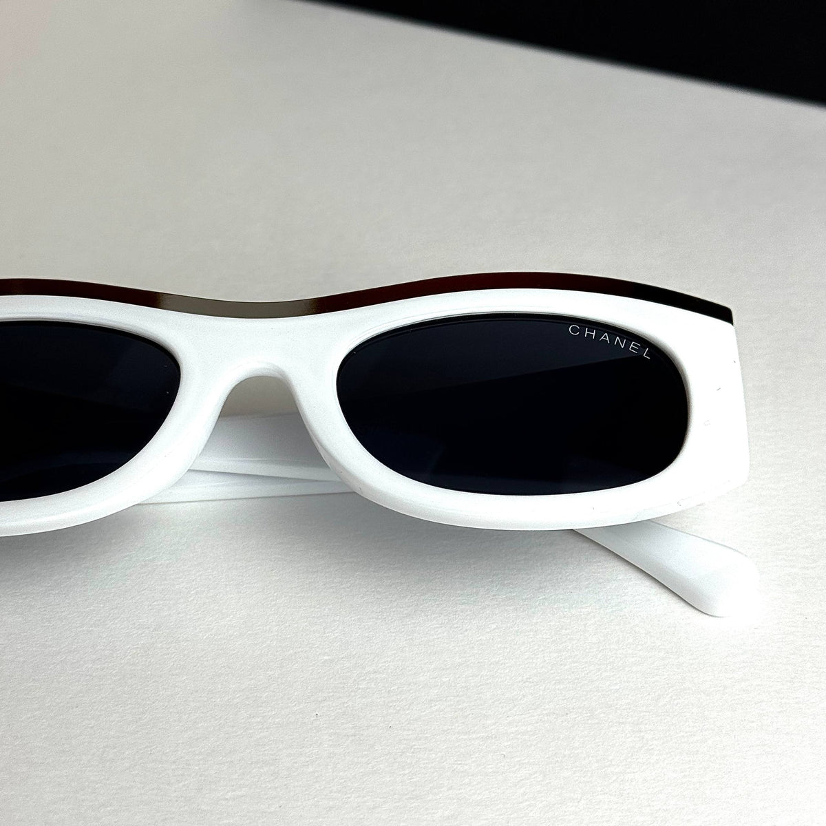 Chanel Signature – White Black