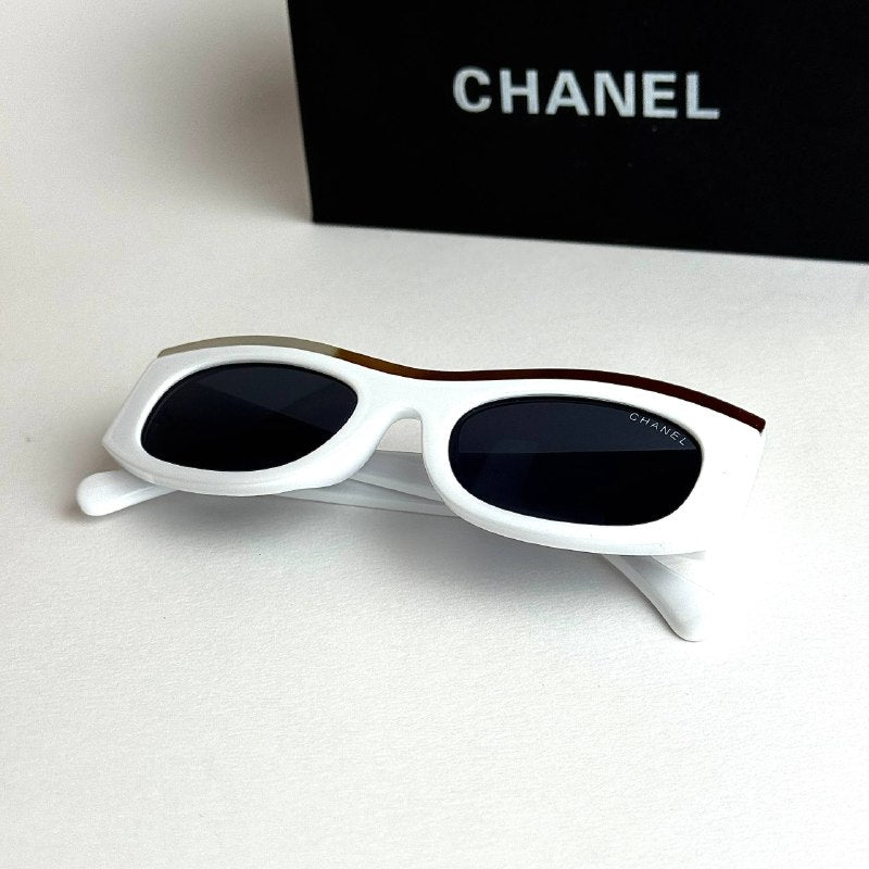 Chanel Signature – White Black