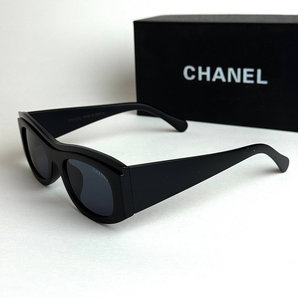 Chanel Signature – Black