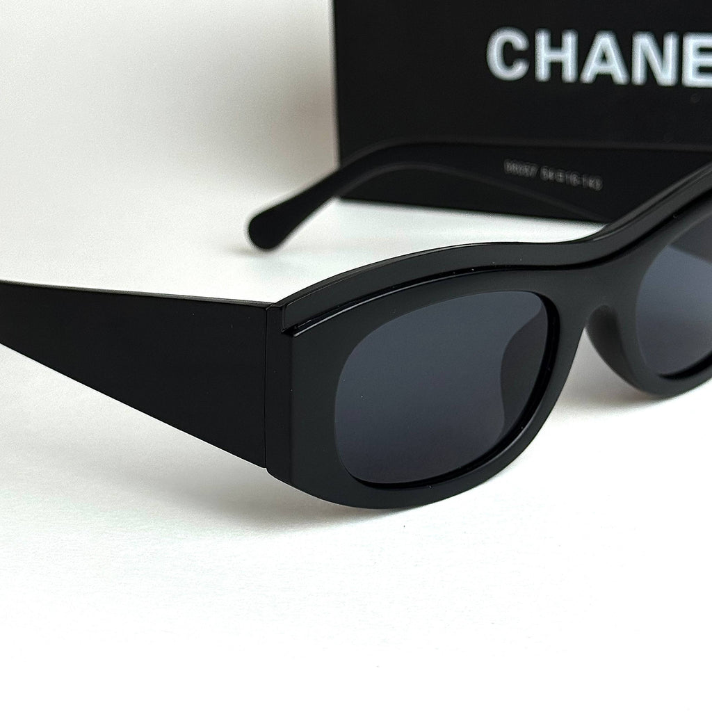 Chanel Signature – Black