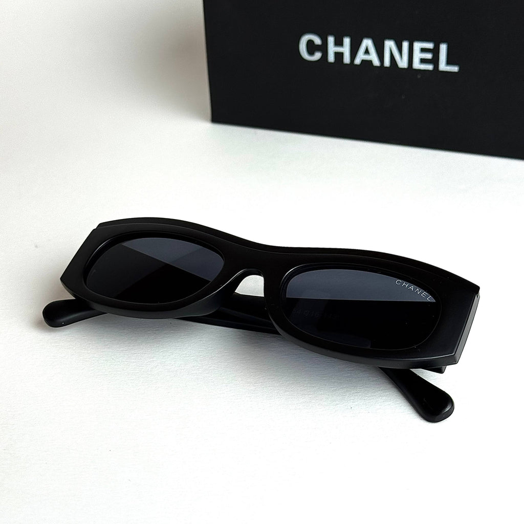 Chanel Signature – Black