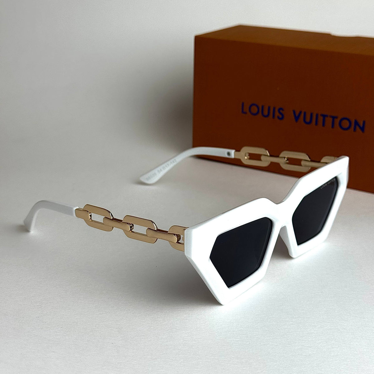 LV Chain Link – White Gold Black
