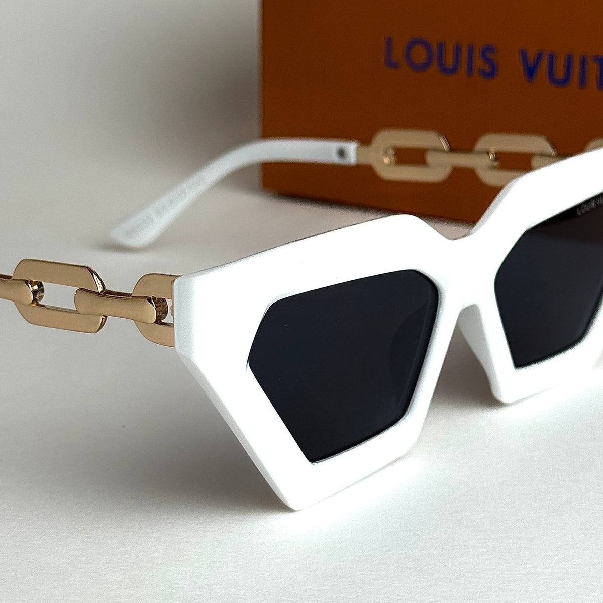 LV Chain Link – White Gold Black