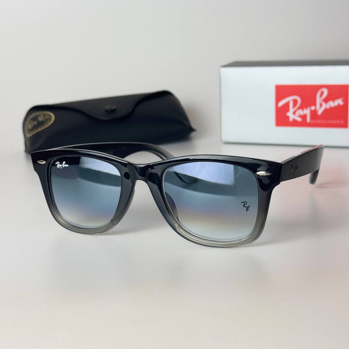 Ray-Ban Wayfarer RB4197 – Black Grey Gradient
