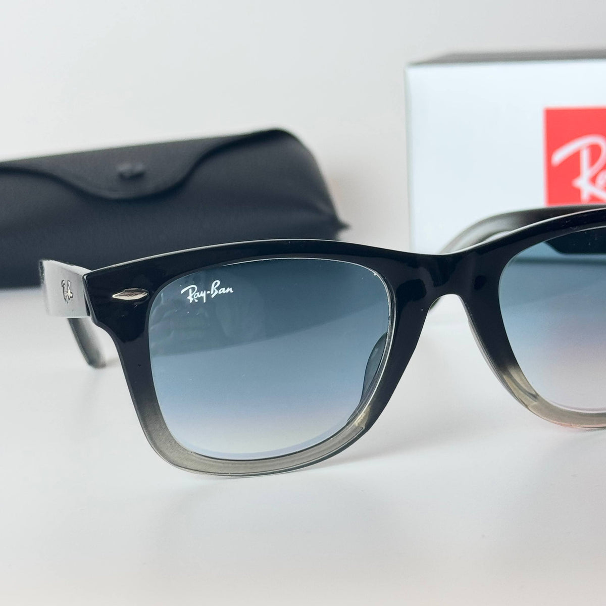 Ray-Ban Wayfarer RB4197 – Black Grey Gradient