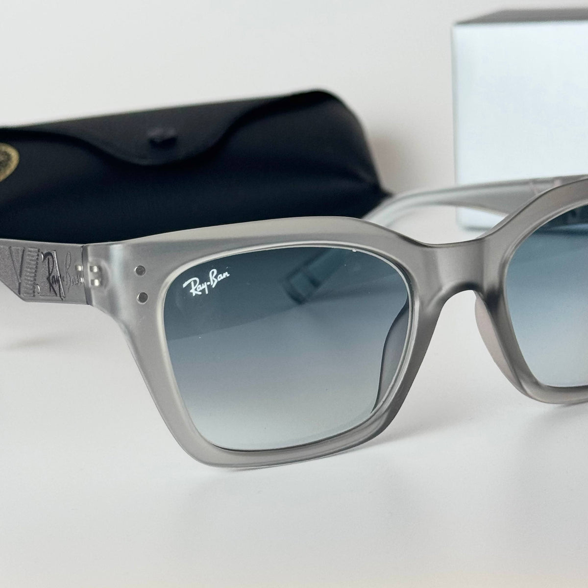 Ray-Ban Wayfarer – Transparent Grey Gradient