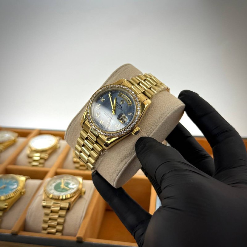 Rolex Day-Date – Diamond Bezel / Blue Roman Dial